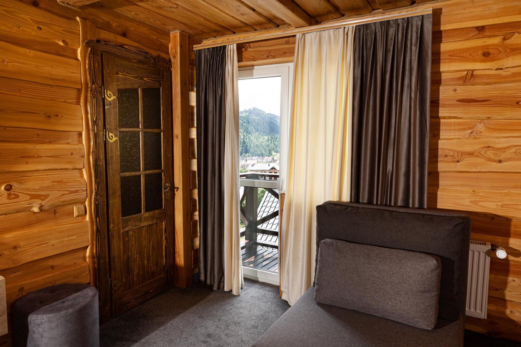 Svoi Hotel ポリャニーツァ エクステリア 写真
