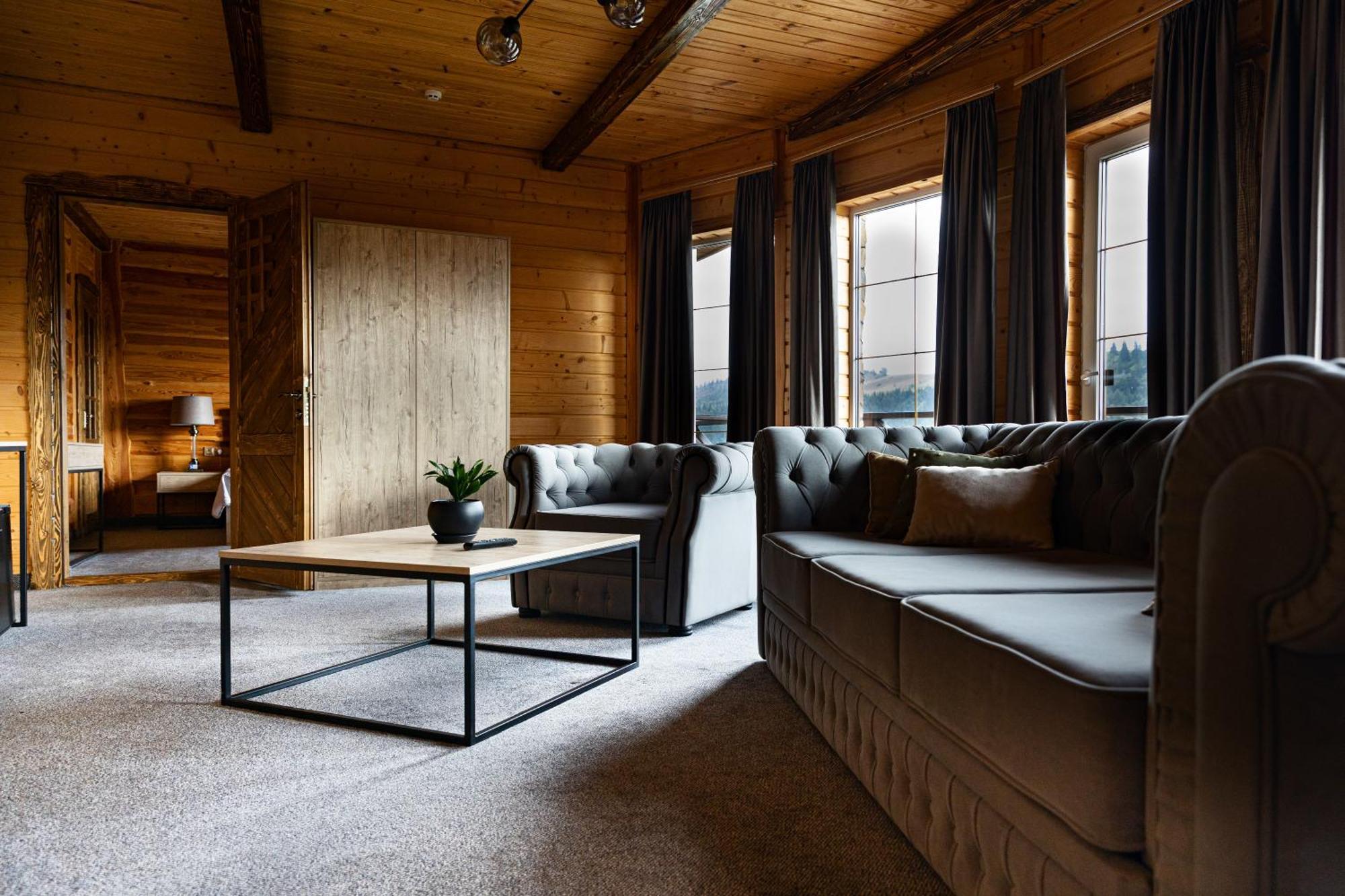 Svoi Hotel ポリャニーツァ エクステリア 写真