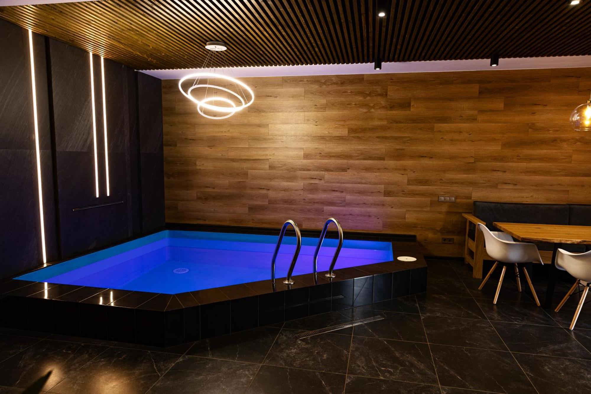 Svoi Hotel ポリャニーツァ エクステリア 写真